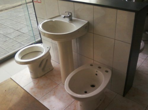 wash basin,toilet 